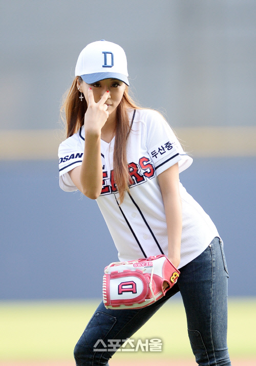 [SS포토]신인 그룹 '립서비스', '제 사인을 잘 봐요!'