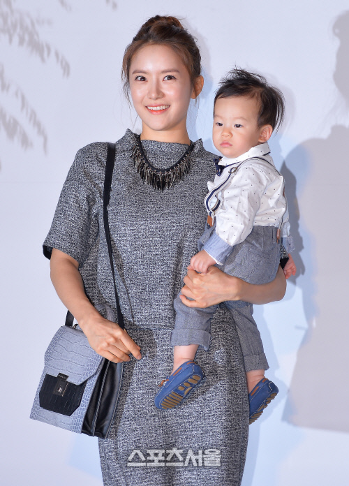 [SS포토] 이수-린 결혼식 포토월, 유하나 '이용규 똑닮은 아들과'