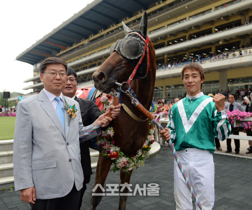 [SS포토] 제29회 스포츠서울배 대상경마 신이치 우승!