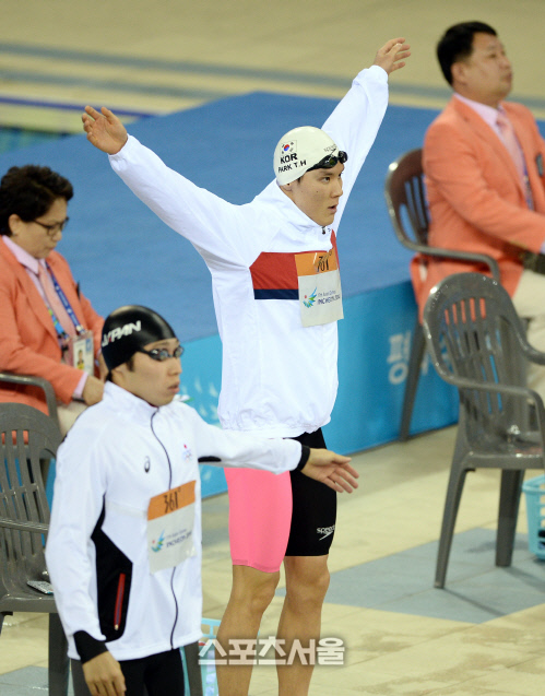 [SS포토]200미터 결승 앞두고 몸푸는 박태환