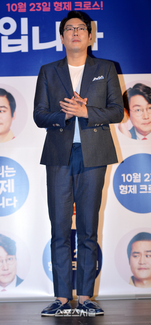 [SS포토] '우리는 형제입니다', 조진웅 '기도 세레머니… 성직자인 듯'