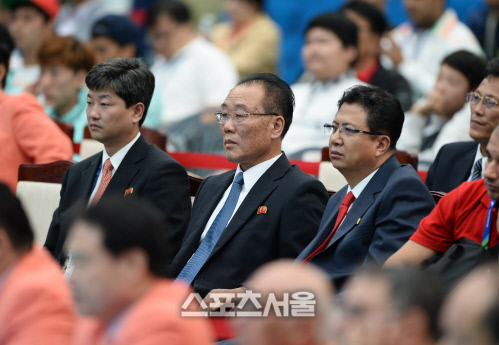[SS포토]역도 경기 관전하는 북한 김영훈 체육상