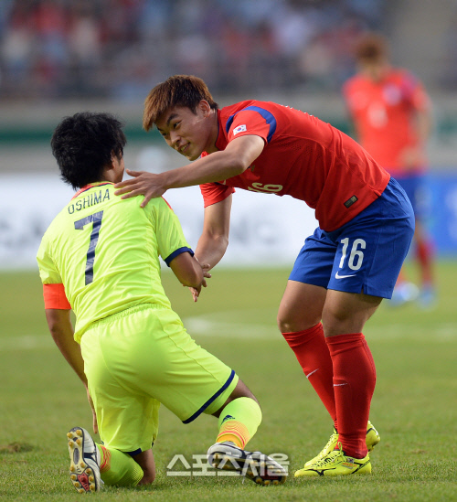 [SS포토] AG 축구 한일전 이종호 '안 다쳤지?'