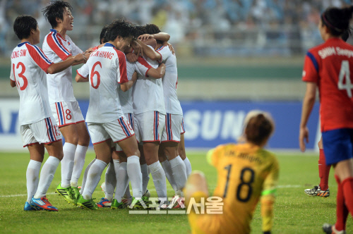 [SS포토]여자 축구 남북전, 결승 진출은 북한이