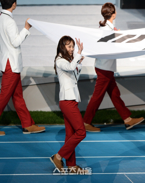 [SS포토]웃으며 인사하는 리듬체조 손연재, '오늘은 기수단!'