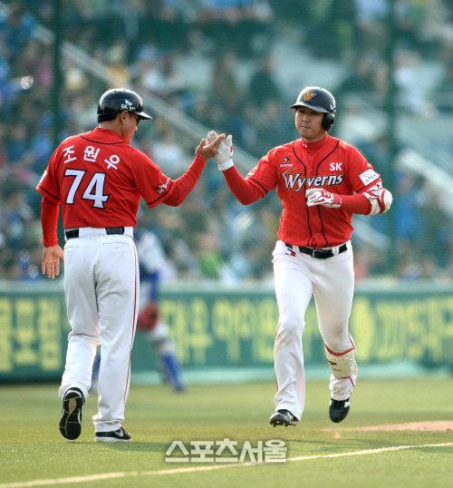 [SS포토]SK 최정, '드디어 동점 만들었어요!'