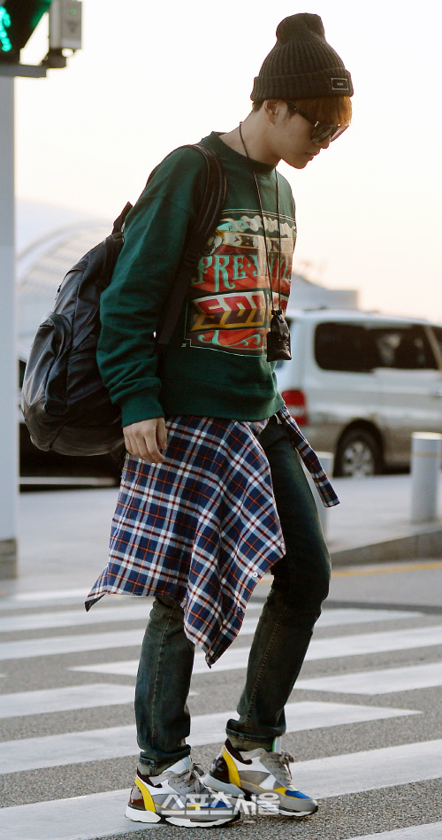 [SS포토] 샤이니 온유 공항패션, '라운드넥 풀오버로 귀여운 코디'