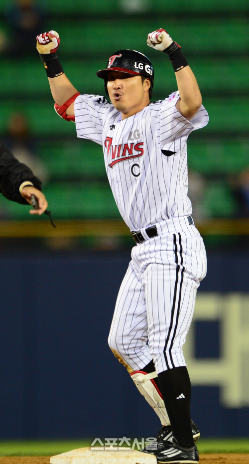 [SS포토]LG 이진영, 내가 고참 노릇 했지