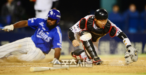 [SS포토]삼성 나바로, 발로 만든 득점이야