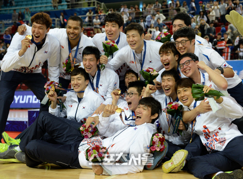 [SS포토] '금빛 점프' 男 농구... '금빛 환호'