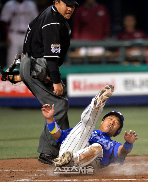 [SS포토]나뒹구는 김태완 지켜보는 최수원 주심 '아웃 콜하기 미안하