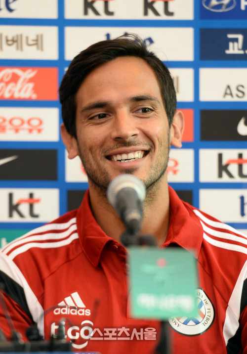 [SS포토]미남 축구스타 로케 산타크루즈, '이젠 늙어서 별로...'