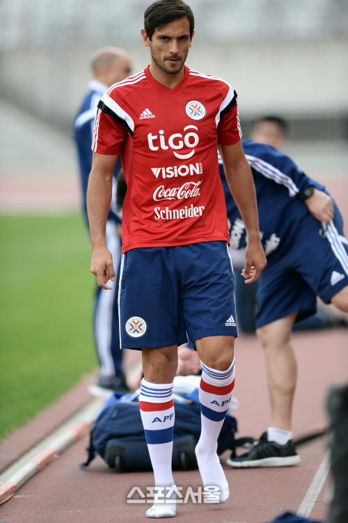 [SS포토]파라과이 미남 축구스타 산타크루즈, '내 축구화 어디 있지?