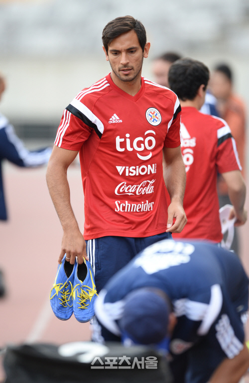 [SS포토]훈련 준비하는 미남 축구 스타 산타크루즈