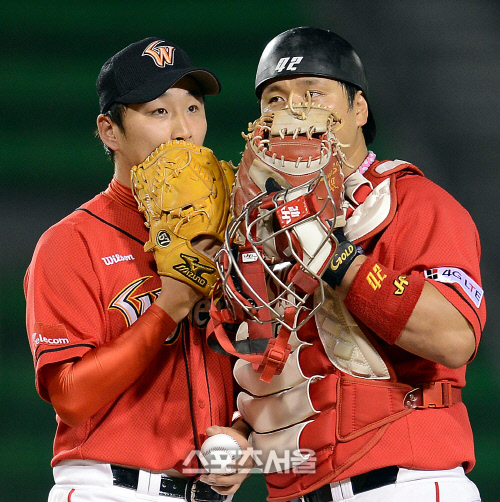 [SS포토]정우람-정상호, 과연 무슨 이야기를 나눌까?