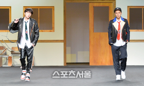 [SS포토] 서울패션위크, 위너 강승윤-송민호 '교실 런웨이를 걷는 고교생'