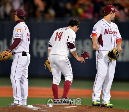 [SS포토]서건창과 정면승부 200안타 내준 남자 채병용 '서건창 인사 