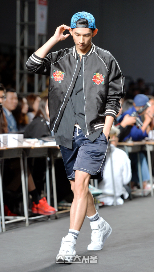 [SS포토] 서울패션위크, 모델 박형섭 '꺾어 쓴 모자로 꾸러기 느낌 물씬'