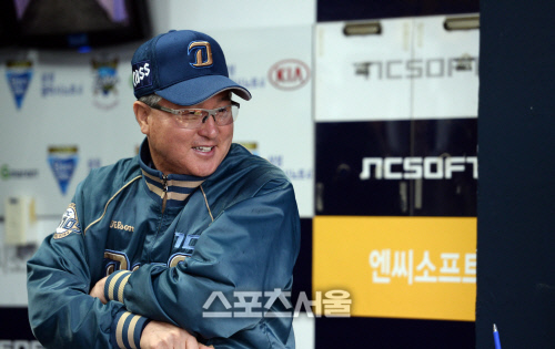 [SS포토]준플레이오프 2차전-김경문 감독 얼굴은 맑음, 마산 날씨는