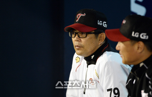 [SS포토]준플레이오프 2차전 우천순연, 생각에 잠긴 양상문 감독
