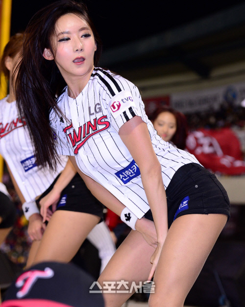 [SS포토] 준플레이오프 3차전(LG-NC) LG 치어리더, '엉덩이만 보지 마세요'