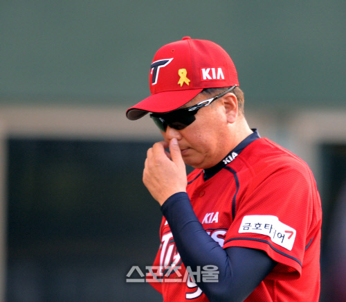 [SS포토]선동열 감독 '저건 보큰데!'