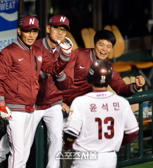 [SS포토]역전 3점포 윤석민'감독님 대단한 선택이었습니다'