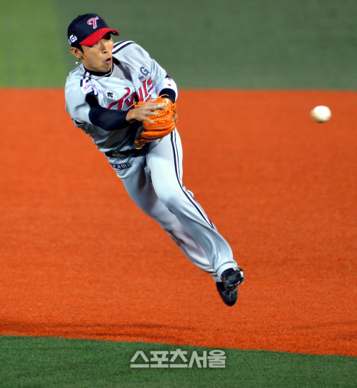 [SS포토]플레이오프 2차전 날아오른 황목치승 '수비는 내가 명품'