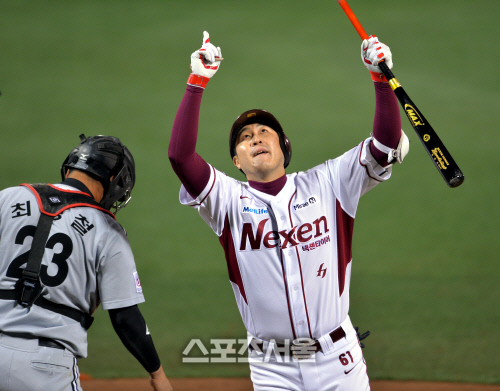 [SS포토]플레이오프 2차전 추격솔로포 유한준 '가운데 담장 훌러덩'