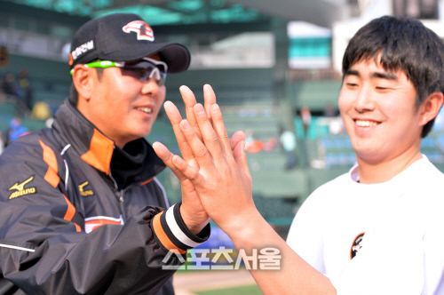 [SS포토]한화 최영환 '정민철 코치와 손가락 한마디 차이'