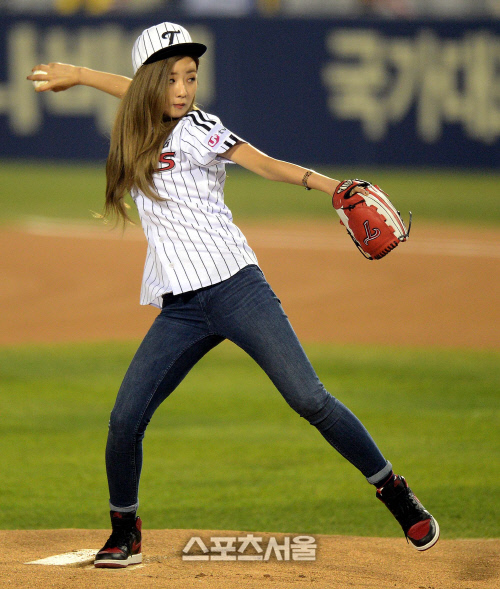 [SS포토] 플레이오프 3차전 시구하는 에이핑크 윤보미, '진지하죠'