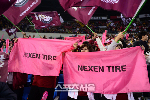 [SS포토] 플레이오프 3차전 넥센을 응원하는 넥센타이어, '잠실을 넥센의 물결로~'