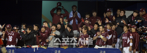 [SS포토] 플레이오프 3차전, 넥센 강정호... 첫 타석 솔로포로 부진 탈출 신고