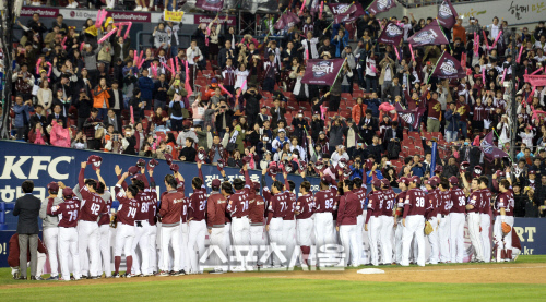 [SS포토]한국시리즈 진출한 넥센, 기쁨을 팬들과 함께