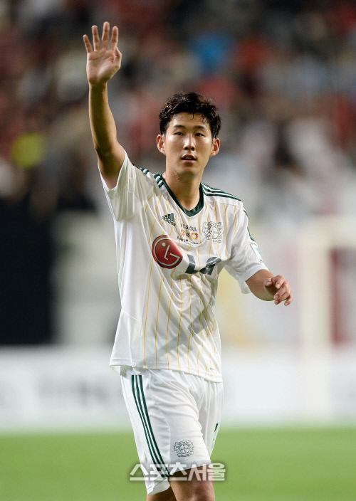 [SS포토]경기 마친 손흥민, '응원 감사합니다!'