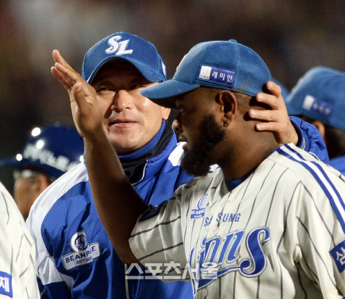 [SS포토]한국시리즈 2차전 삼성 승리, 나바로 오늘 너무 귀여워