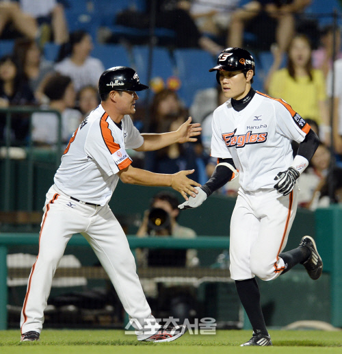 [SS포토] 이종범 코치 '역시 유망주야'