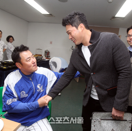 [SS포토] 한국시리즈 3차전...삼성 진갑용 '오승환이도 왔고'