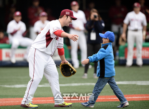 [SS포토]한국시리즈 4차전 시구 받은 박병호, '내가 꼭 안아줄게!'