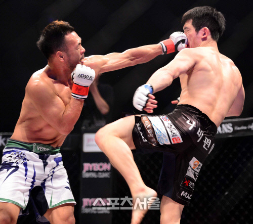 [SS포토]로드FC 019 이광희, '문기범, 이거야!'