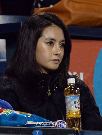 [SS포토] 한국시리즈 5차전...이승엽 부인 이송정, 남편 아웃에 시크한 표정