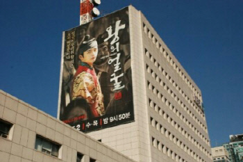 왕의 얼굴 대형 포스터 깜짝 공개