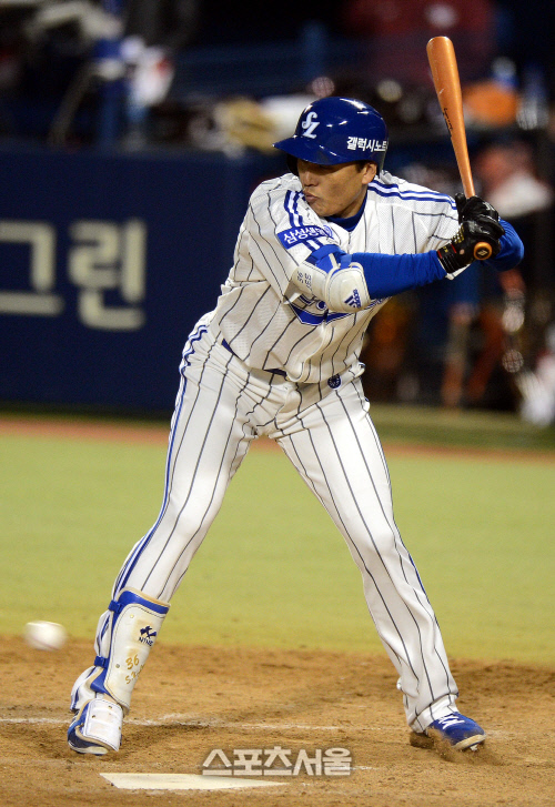 [SS포토] 한국시리즈 5차전 삼성 이승엽, '발에 공이....'