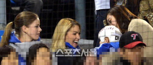 [SS포토]한국시리즈6차전 삼성 밴덴헐크 아내 애나와 마틴 아내와 아