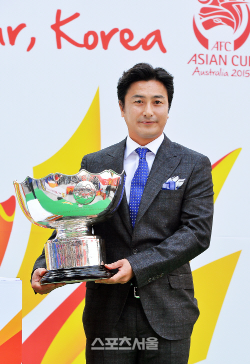 [SS포토] 2015 AFC 아시안컵 홍보대사 안정환, '저도 우승컵은 처음 봅니다'