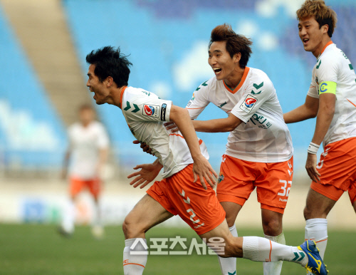 [SS포토] 강원FC 최우재, 승격 희망 살렸다!