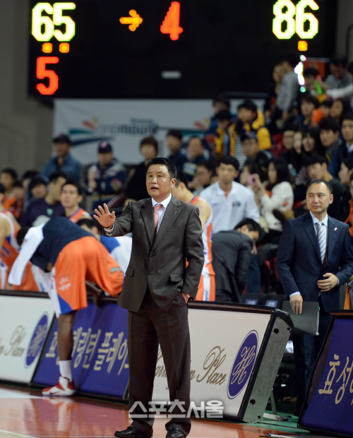 [SS포토] 전자랜드 유도훈 감독 '이겼다. 그만 해라'