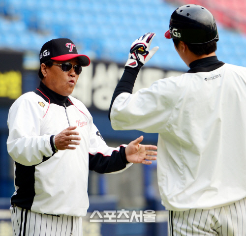 [SS포토]플레이오프3차전 김무관 코치, 진영아 오늘 한 방 알지