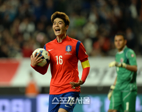 [SS포토] '한국 코스타리카' 오프사이드 판정에 항의하는 기성용