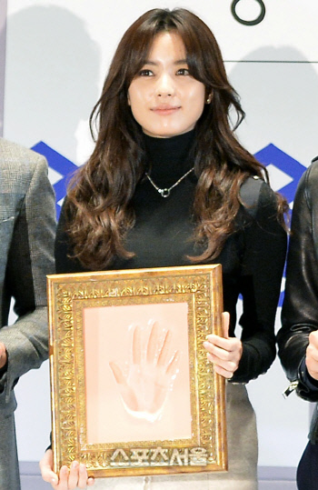 [SS포토] 한효주 '얼굴만큼 예쁜 손바닥이죠?' (청룡영화상 핸드프린팅)